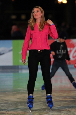 Rohm_Elisabeth_skating_GC_CelebUtopia_002.jpg