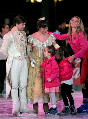 Rohm_Elisabeth_skating_GC_CelebUtopia_012.jpg